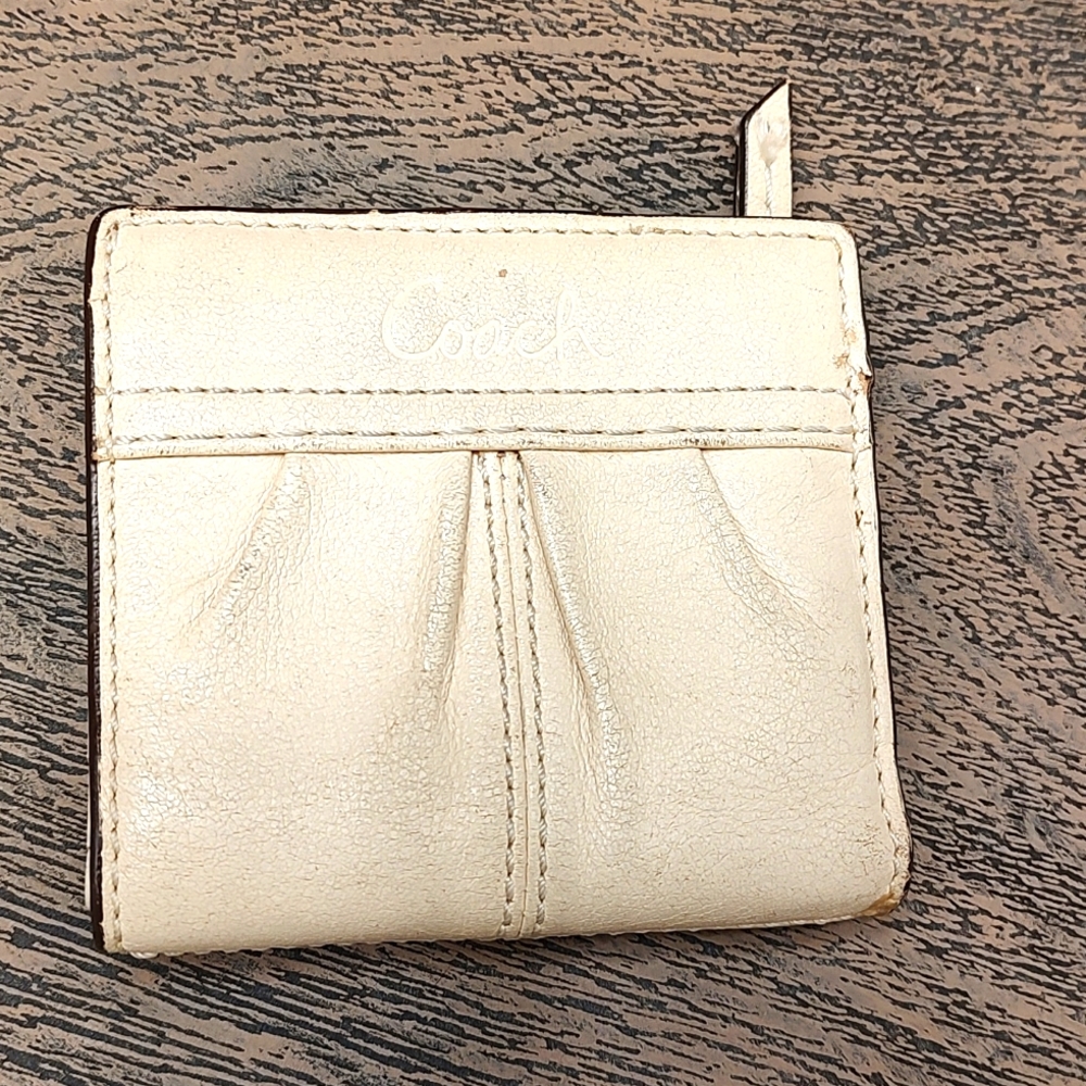 🧁Coach Brand White Leather Going Out Wallet and Coin Holder.
